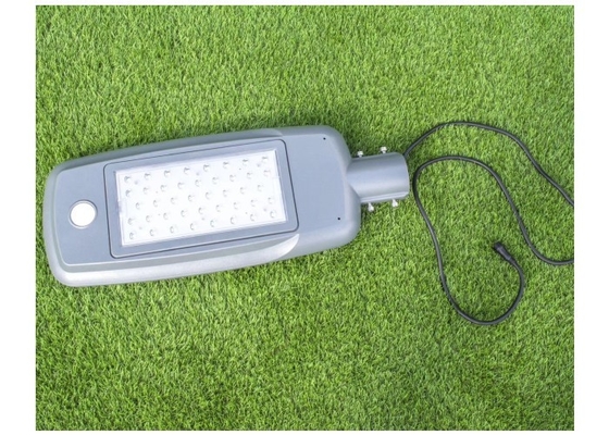 7800-9000LM स्वचालित सौर स्ट्रीट लाइट IP65 60W 140LM ​​/ W CE RoHS अनुमोदन